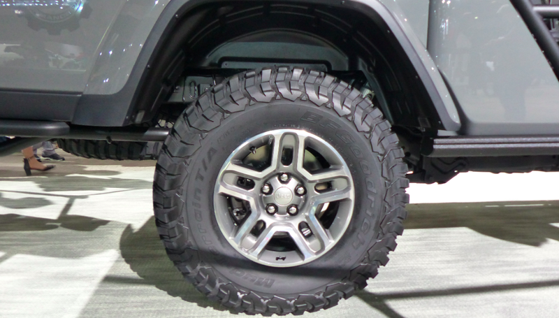 Illustration for article titled Here's What The 2020 Jeep Gladiator Pickup Looks Like With a Lift and 35 Inch Tires